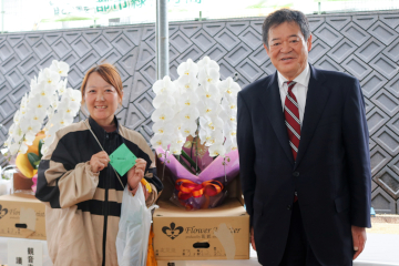 見事、観音寺市長賞の胡蝶蘭が当選した参加者と佐伯市長