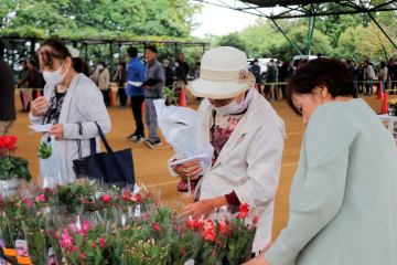 当選した花を選ぶ参加者