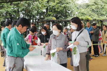 抽選に並ぶ人々