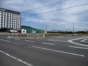 県道からの進入口