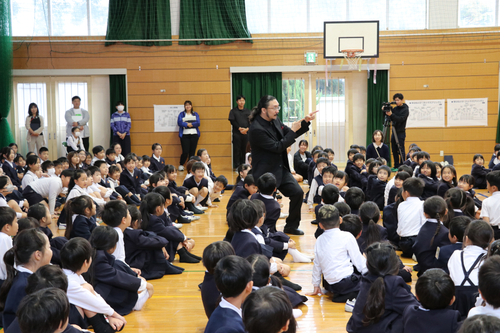 児童と触れ合い