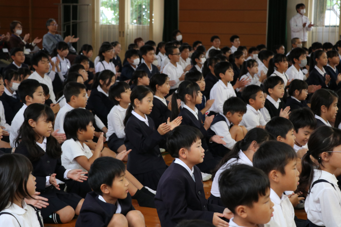 拍手をする児童