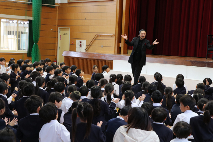 大山大輔さんと児童