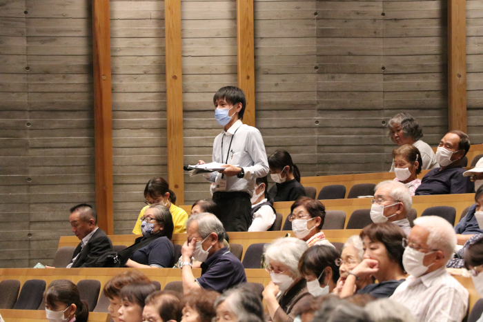 質問をする参加者