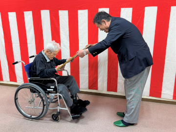 佐伯市長から顕彰状を受け取る三谷さん