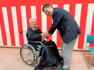 佐伯市長と握手をする三谷さん