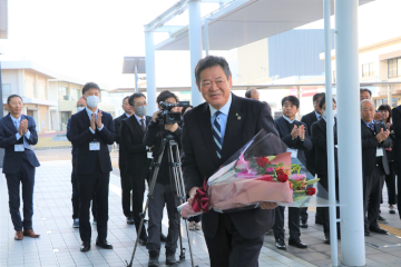 佐伯市長初登庁のようす