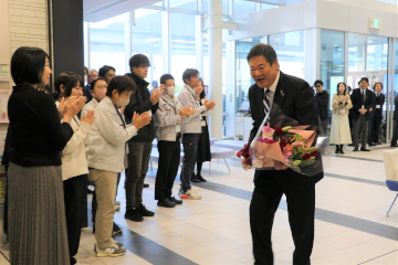 佐伯市長初登庁のようす