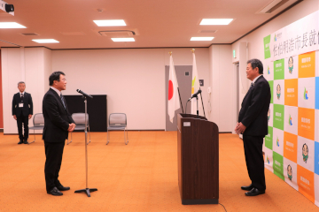 佐伯市長初登庁のようす