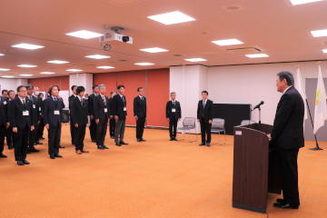 佐伯市長初登庁のようす