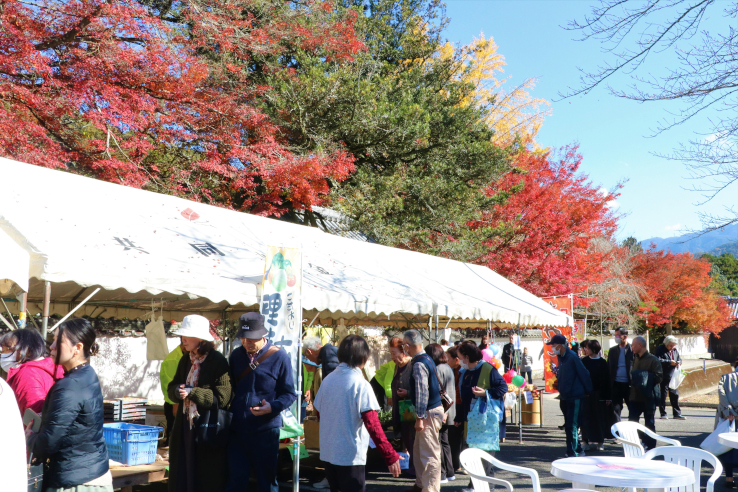 境内の外ではバザーなどが行われました