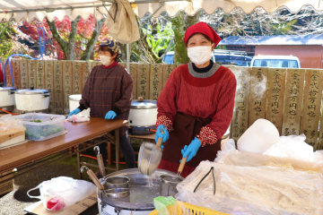 バザーでうどんを湯がく女性