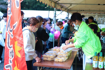 多くの人が訪れたバザーの様子