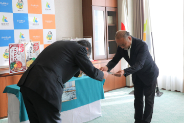 佐伯市長が認証書を交付