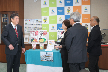 「瀬戸のおばあ物語」について説明を受ける佐伯市長