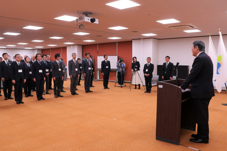 佐伯市長の訓示を聞く職員