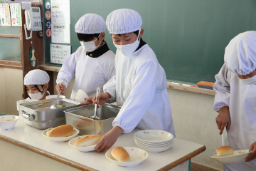 給食を取り分ける児童たち