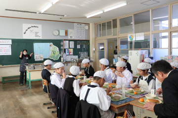 栄養教諭の説明を聞く児童たち