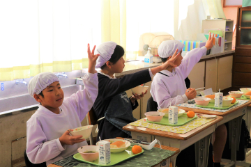 栄養教諭からの質問に答える児童たち