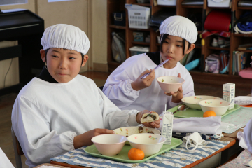 給食を食べる児童2