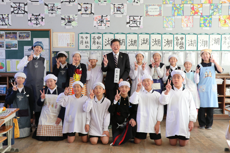 6年生の児童たちと佐伯市長