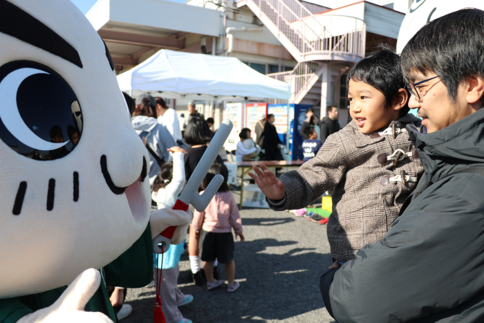 銭形くんとハイタッチ