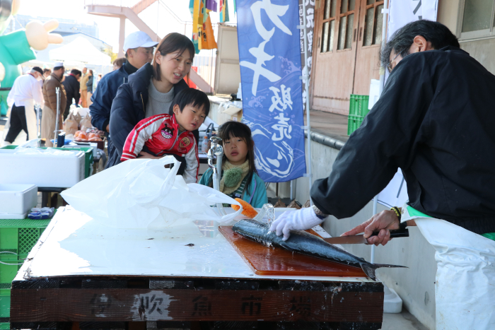 魚をさばく様子
