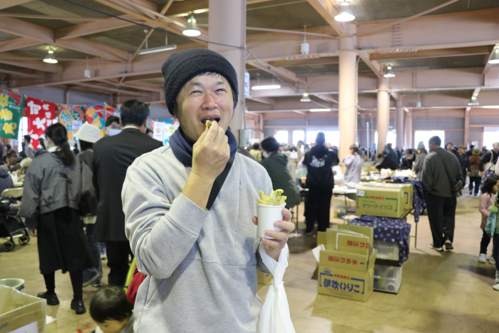 いりこの天ぷらを食べる来場者