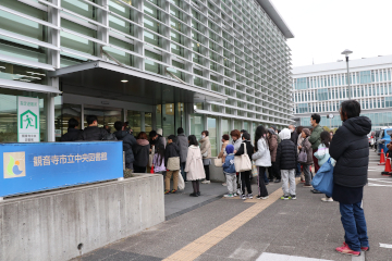 図書館正面玄関に並び、開館を待つ人々