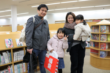 家族で訪れた人々