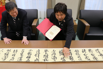 佐伯市長を表敬訪問する高嶋さんの様子