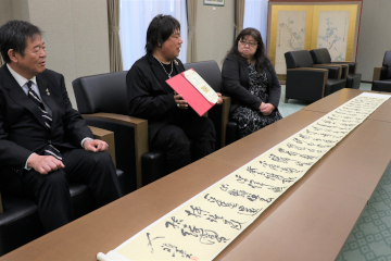 佐伯市長を表敬訪問する高嶋さんの様子