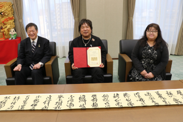 佐伯市長を表敬訪問する高嶋さんの様子