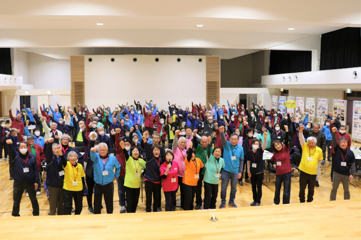 宮武さんの掛け声に合わせて手を上げる参加者たち