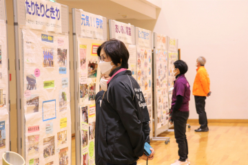 各地区が作成したパネルを見る人々