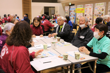 座談会で話し合う参加者たち