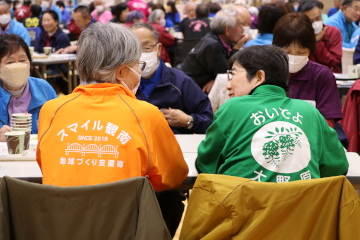 にこやかに話し合う参加者たち