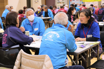 座談会で話し合う参加者たち