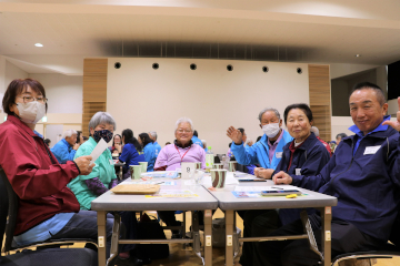 座談会中、カメラに笑顔を向ける参加者たち