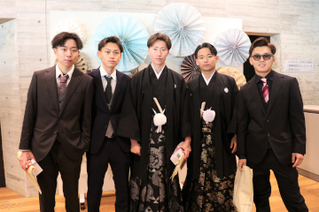 ハイスタッフホールロビーで撮影に応じてくれた男性5人