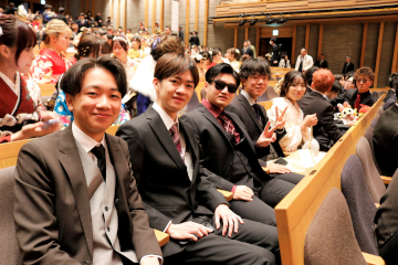 ハイスタッフホール大ホールで式典の開会を待つ出席者たち