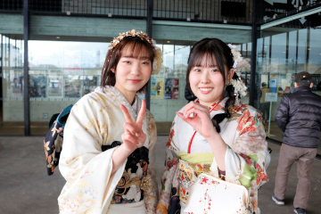 ハイスタッフホールの外で撮影に応じてくれた女性2人