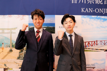 ハイスタッフホールのロビーで撮影に応じてくれた男性2人