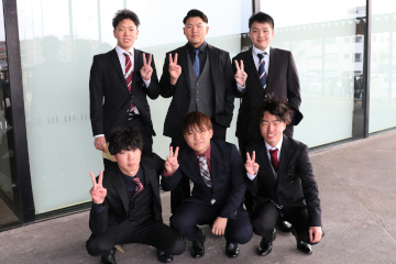 ハイスタッフホールの外で撮影に応じてくれた男性6人
