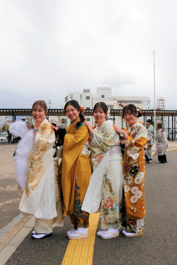 ハイスタッフホールの外で撮影に応じてくれた振り袖の出席者4人