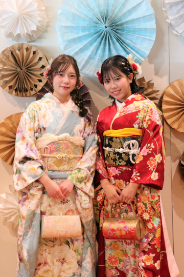 ハイスタッフホールのロビーで撮影に応じてくれた振り袖の出席者2人