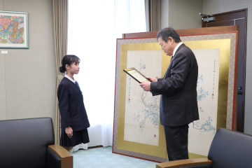 表彰状を読み上げる佐伯市長