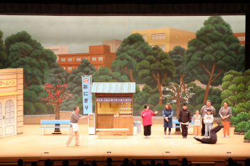 吉本新喜劇メンバーとのほのぼのコメディ劇場の様子