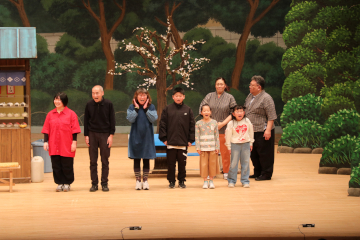 吉本新喜劇メンバーとのほのぼのコメディ劇場の様子