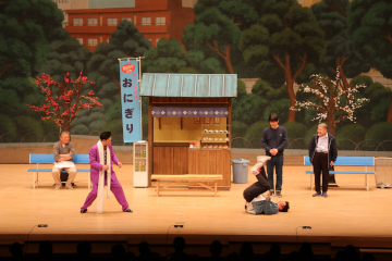 吉本新喜劇メンバーとのほのぼのコメディ劇場の様子